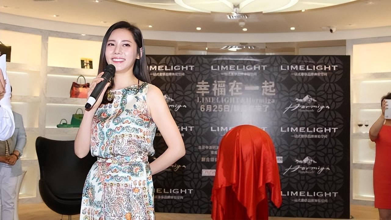 秋瓷炫|怪不得秋瓷炫40多了还招人喜欢，穿端庄美的连衣裙，优雅的迷人