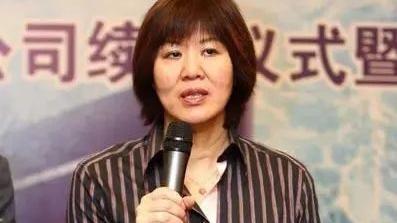 女人味|“铁榔头”郎平也有女人味！穿花裙比刘晓庆还优雅，自然美的力量