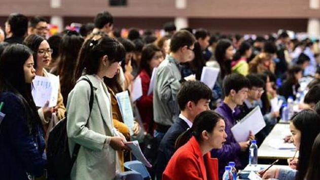公共安全|乡镇公务员“喜出望外”，招聘门槛降低，专科生：幸福说来就来！