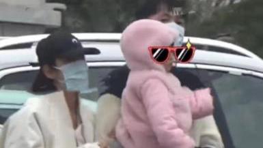 张若昀|偶遇张若昀携妻子出游，身旁迈巴赫意外抢镜