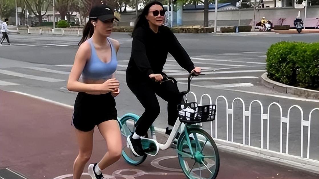 哈珀·贝克汉姆|完美遗传了爸爸的基因，小七虽然胖了点，可颜值依然是亮点