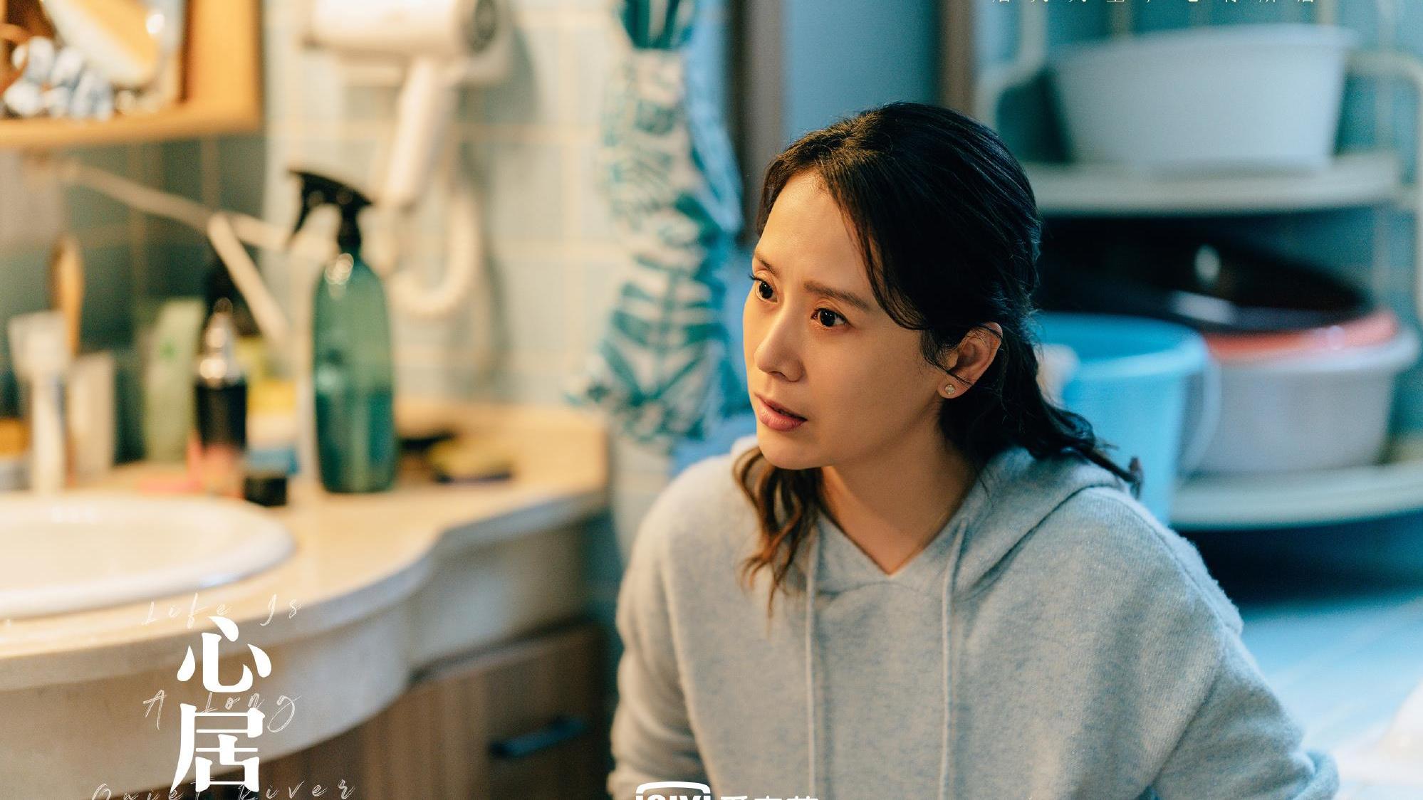 华灯初上|二刷《心居》：我才明白冯晓琴为什么要在围巾上绣个假LV标签