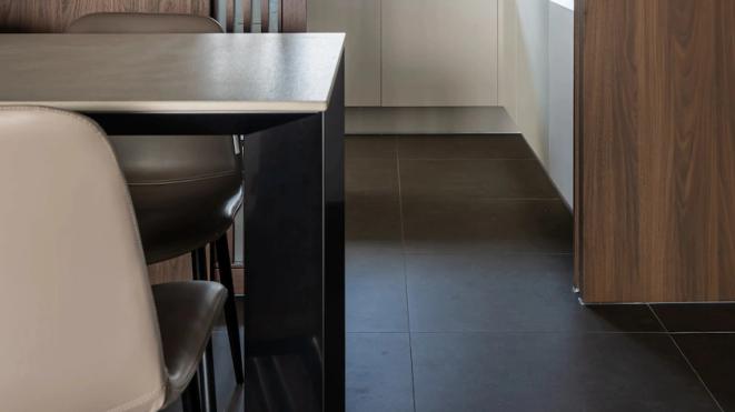 108㎡二手房，业主简单翻新，“白墙灰地”，清爽大方谁不喜欢？