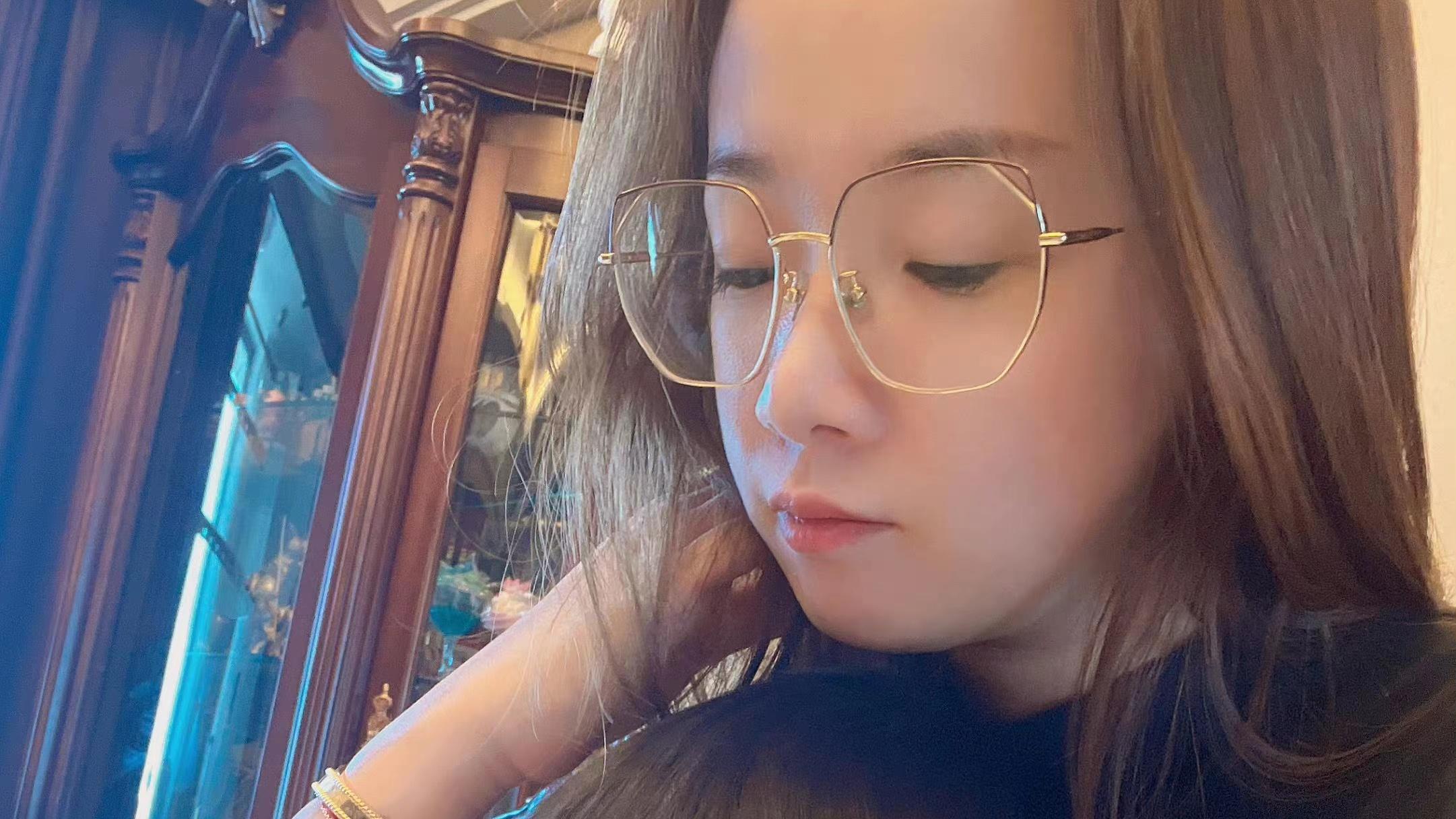 杨鸣|杨鸣美丽的妻子，晒1儿1女观赛照！“辽篮削他”的字迹，逗笑网友