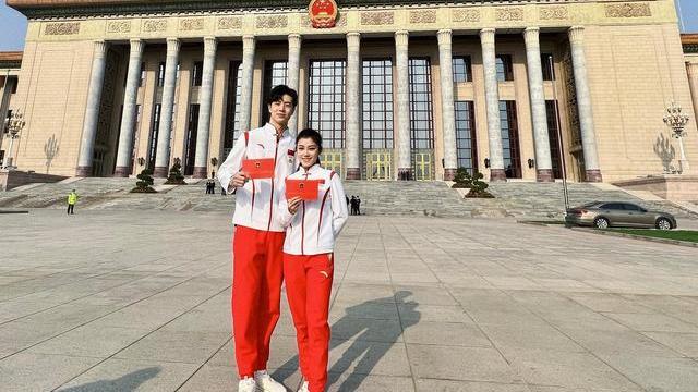 王诗玥|金童玉女又撒糖！王诗玥柳鑫宇晒表彰大会合影，网友：请原地结婚