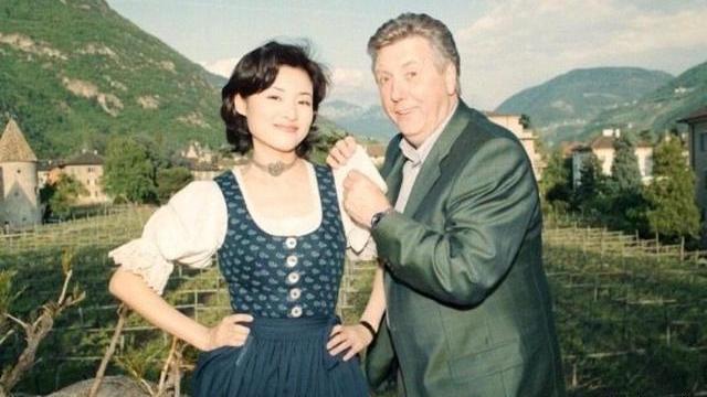 周涛|周涛太甜太可爱了，泡泡袖叠穿百褶背带裙，宛如在逃小公主！