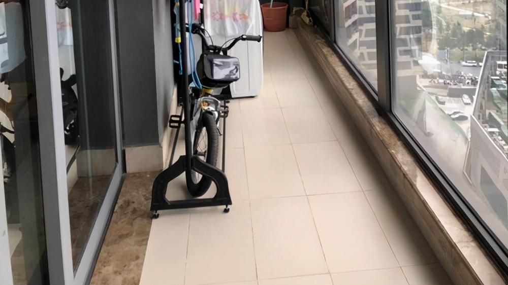 物业不让封阳台，他把排水槽跟阳台门轨道合二为一，好看还不积水！