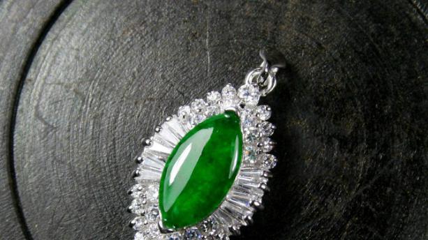 翡翠|根据自己的消费能力，来挑选翡翠饰品，那么绝对不会因为价格烦恼