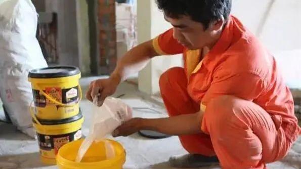 为什么新家刚住不久墙面就反碱？听完老师傅一分析，全明白了