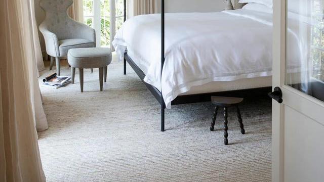 简单白色主调，辅以木质大理石元素，装出色彩统一和谐的加州住所