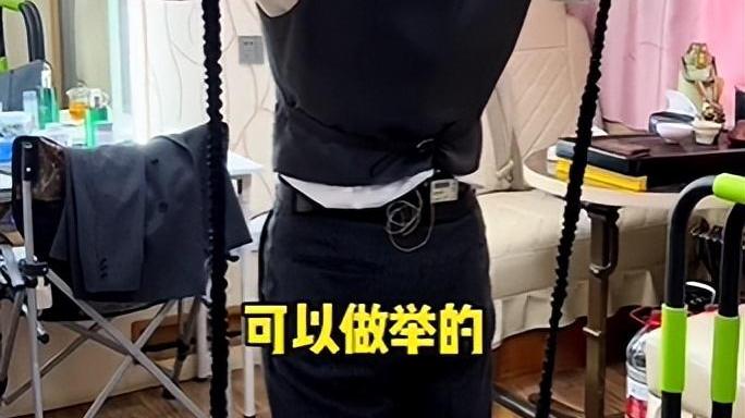 黄晓明|黄晓明拍戏不忘健身，豪华房车满是健身器材，肌肉快要撑爆衣服