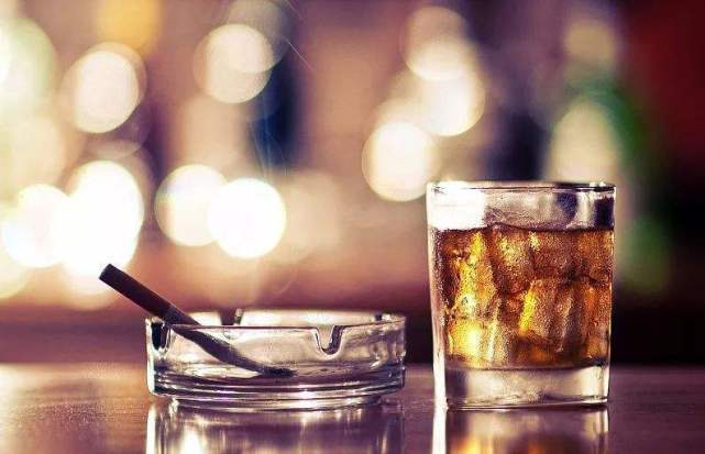 降血脂|喝酒、喝醋能降血脂？1种茶堪称天然“他汀药”，坚持喝，血脂蹭蹭降