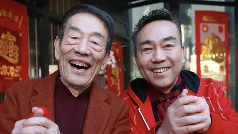 杨少华 90岁杨少华罕见现身美发店！白头发染成黑色，皮肤松弛牙齿缺一颗