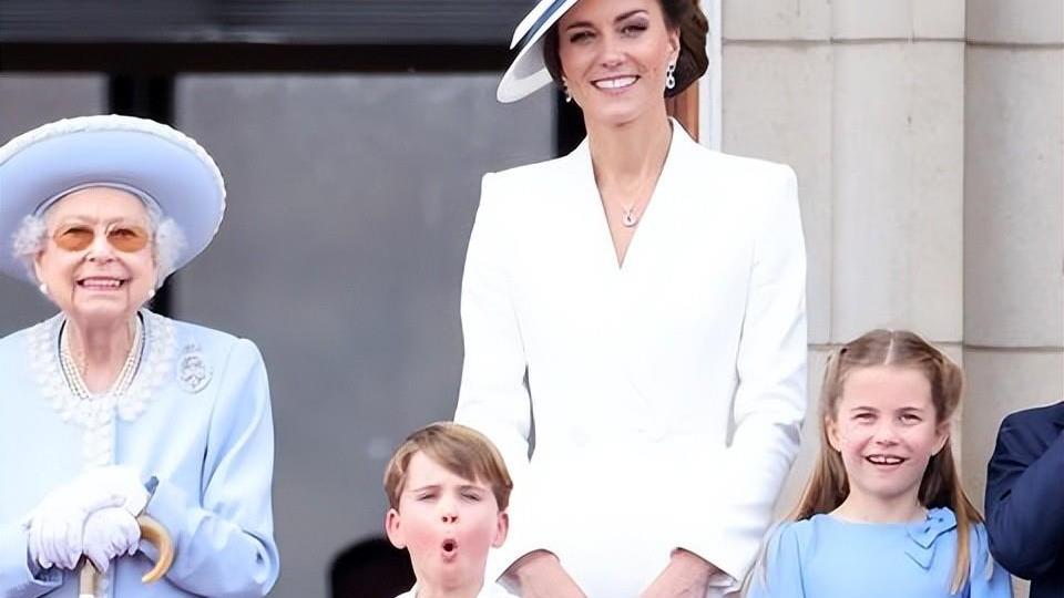 凯特王妃庆祝英国女王登基70周年穿搭太美，她的手拿包也被热搜