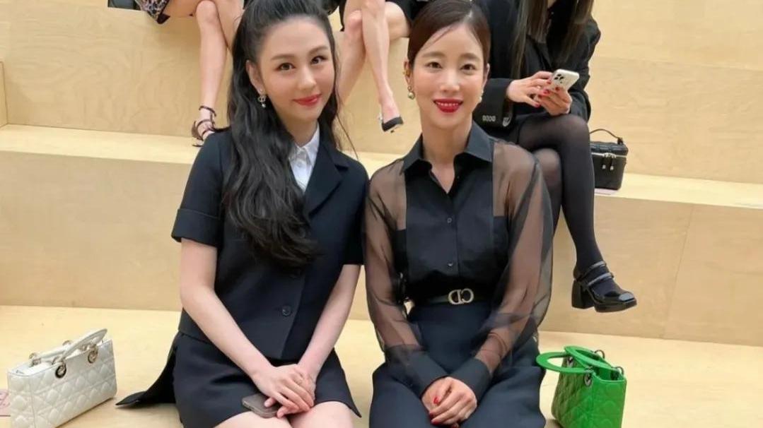 许飞|邱淑贞的女儿沈月赴韩国参加品牌时装秀，与明星合影，灵动有韵味