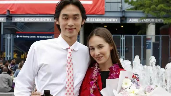 林依轮|林依轮22岁儿子从名校毕业！与洋人女友拥抱庆祝，久居美国很惬意