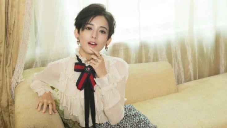 古力娜扎晒出自己的家，沙发靠枕都印自己的照片，有点过于自信了