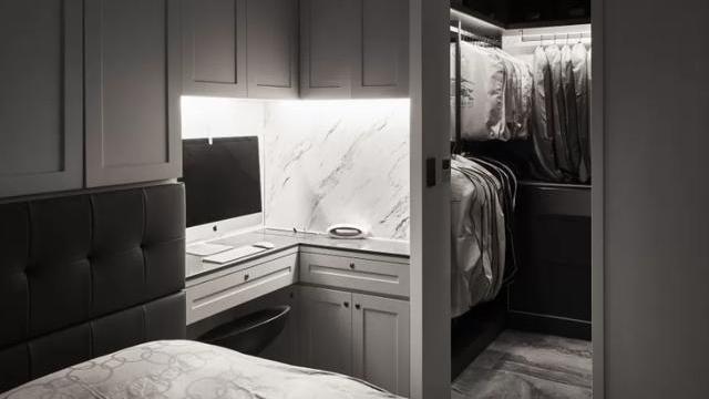 客餐厨做开放式设计，U型柜体做隔断，划分3大功能区多个书房