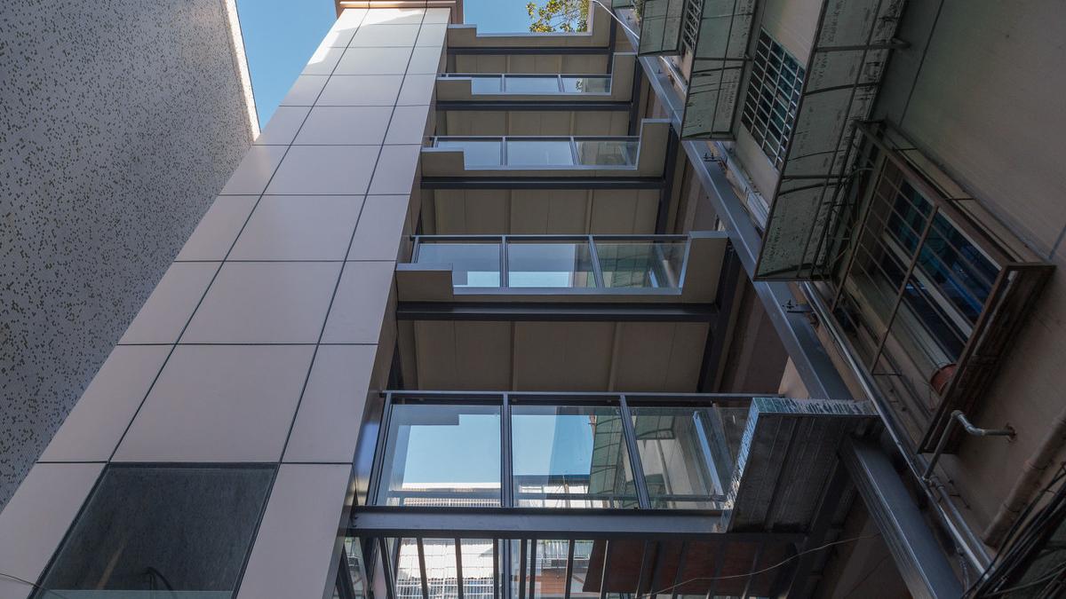 高楼23层，每家阳台都是玻璃护栏，物业通知：业主不准封阳台？