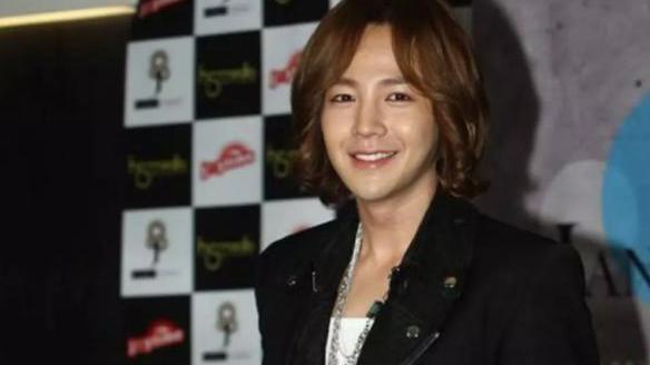 参观张根硕在韩国的豪宅，家里起码有千件衣服，衣帽间堆得满满的