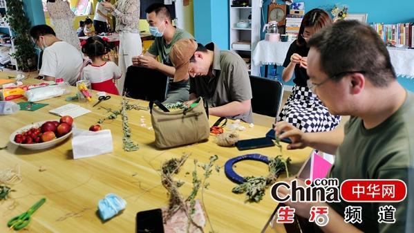 烟台高新区开展巧手制作艾草挂件活动