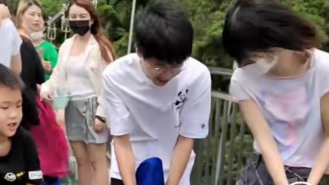 孙悦|孙海洋走玻璃桥，被孙卓孙辉孙悦拖着走，彭四英拍照孩子们勇敢