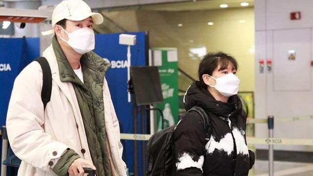 小沈阳 小沈阳夫妇罕走机场，老婆换新发型发缝超宽，罕穿高跟仪态却拉垮
