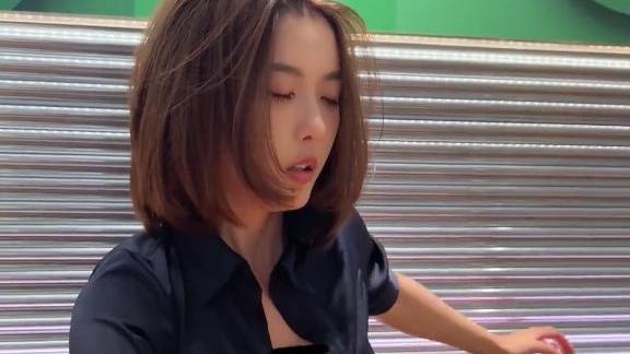 婚纱照|聂小雨海边拍婚纱照，在沙滩穿高跟鞋被喷，从头到尾不见新郎身影