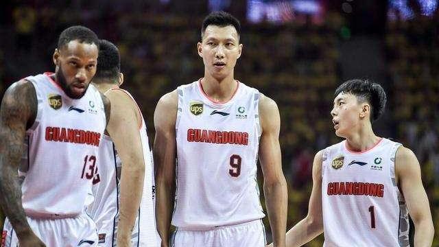 广东男篮|广东队新消息，易建联和周鹏宣布放弃顶薪？NBA中锋或将加盟广东