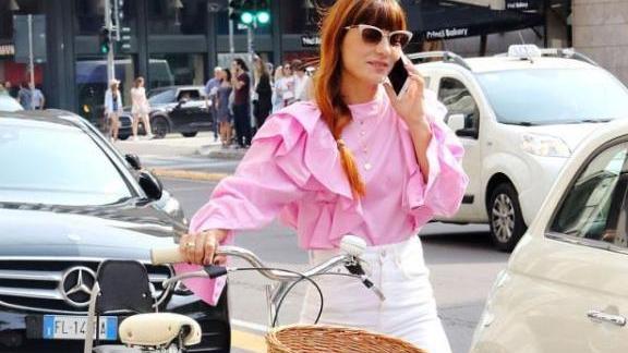 穿衣搭配|白衬衫已经失宠了，今年流行这款“粉衬衫”，高级优雅还很有气质