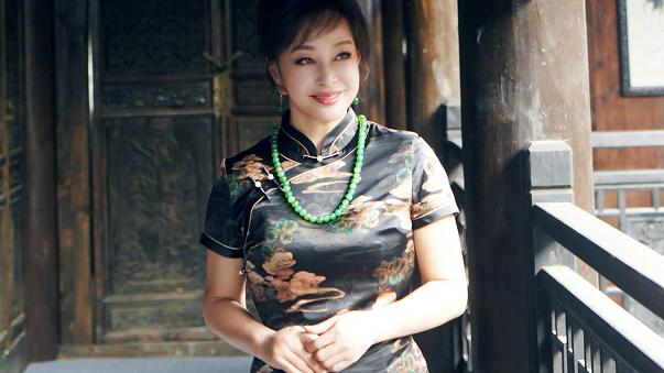 穿衣搭配|刘晓庆穿水墨印花西装走秀，一把年纪精神奕奕，就是脸有点垮了