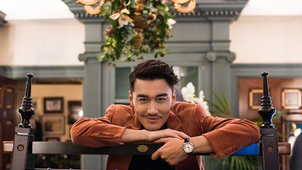 带你参观胡兵现实的家，家具简单朴素无华，连茶几都是铁架做的