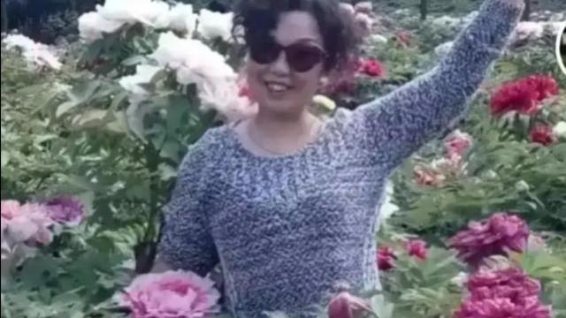 御姐|许敏跟杜新枝都在牡丹花前拍过照，郭威认亲当天采访，很耐人寻味