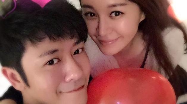 参观林雨申在现实中的家，夫妻俩都是大明星，客厅却还是布沙发