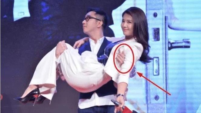 刘涛|刘涛被王自健当众公主抱，谁注意到他手部动作，细节见人品