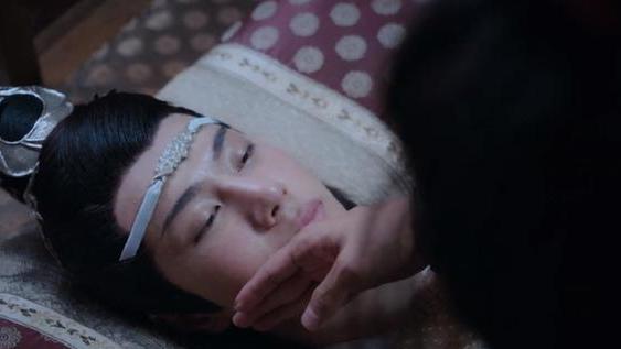 蓝忘机|陈情令：蓝湛又没打温宁，为何温宁逃跑的时候，鞋子都跑掉了？