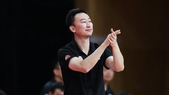 浙江男篮|浙江男篮险胜青岛，刘维伟点评第一次这么简单，采访草草收场！