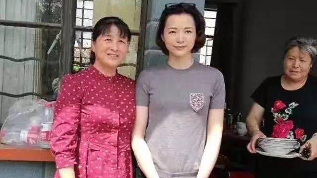 董卿|董卿素颜暴瘦尖下巴抢镜，空姐晒合影颜值碾压她，但气质不可比
