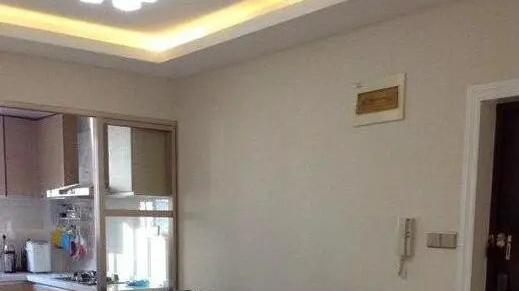 老公为了打游戏，不听劝非要在客厅弄个电竞室，搞得跟网吧一样