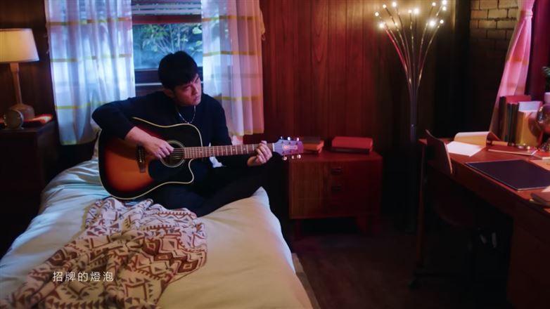 周杰伦|周杰伦〈还在流浪〉罕见情歌没J女郎「末日空城」超震撼