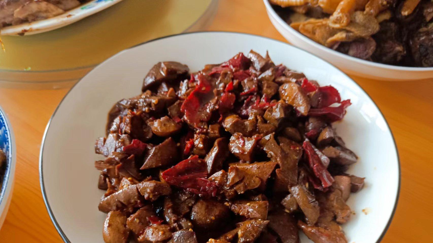 红薯|东北人“太好面”，家里来客人“整10道菜”，又是排骨，又是大虾