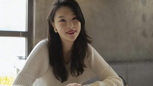 美国大学生体育协会|女排前队长带娃出游！如今身材颜值已恢复，高富帅老公无微不至
