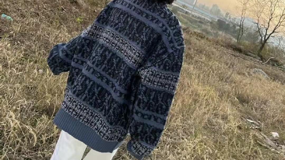 化妆品 欧阳娜娜灰蓝白针织毛衣配白色长裤复古文艺，中分短发俏皮十足