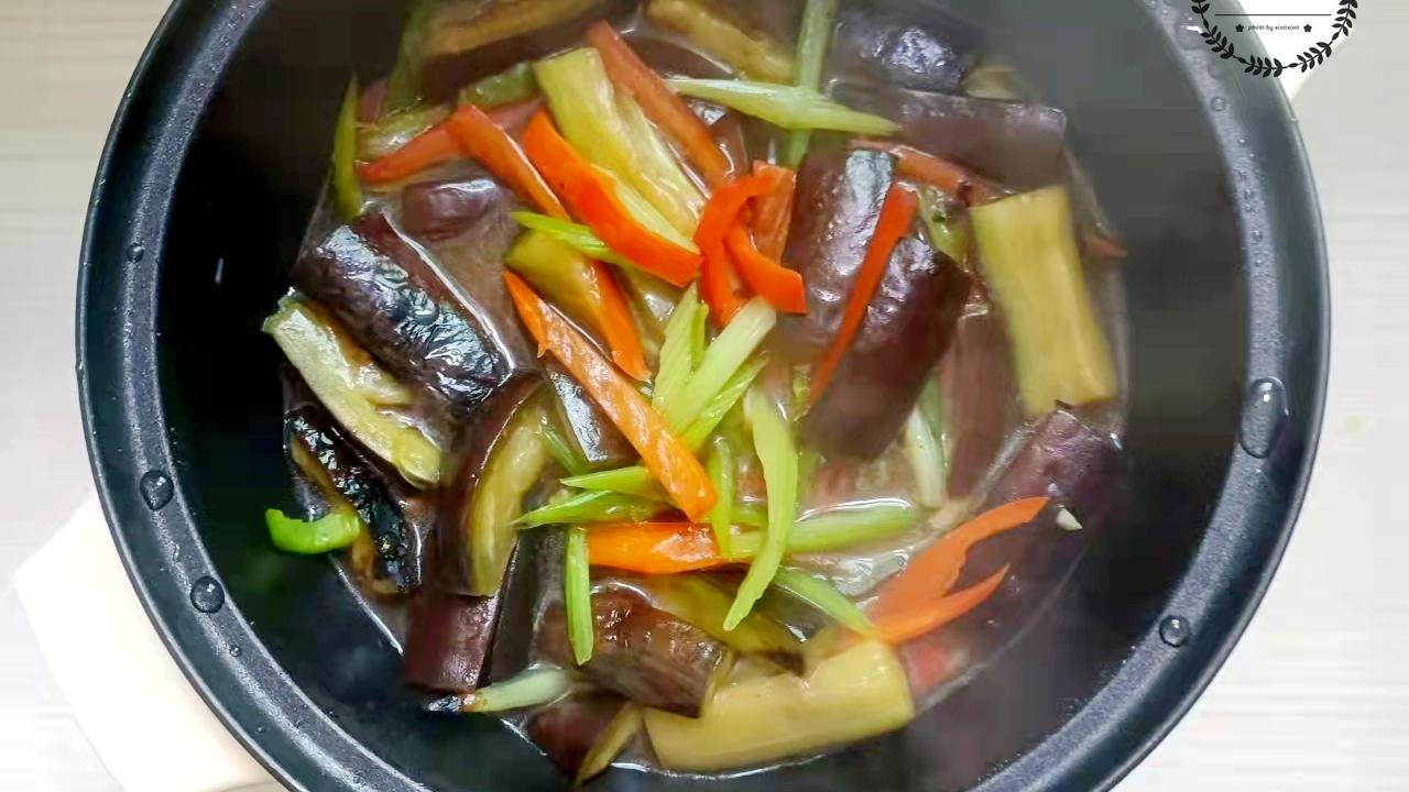 鸡蛋糕|00后实习女孩带饭上班，却被同事当面调侃，同事：吃得有些寒酸