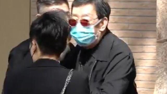 曾江|曾江丧礼现场曝光，女儿捧手捧遗像神情哀伤，众星送老友最后一程