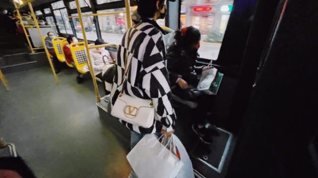 海莉·比伯|孙俪晒照分享亲子日常，坐公交出行接地气，等等说土味情话表白妈妈