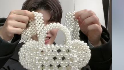 任嘉伦|任嘉伦直播第一站：白衬衣黑领带太帅，直播间人气好高！