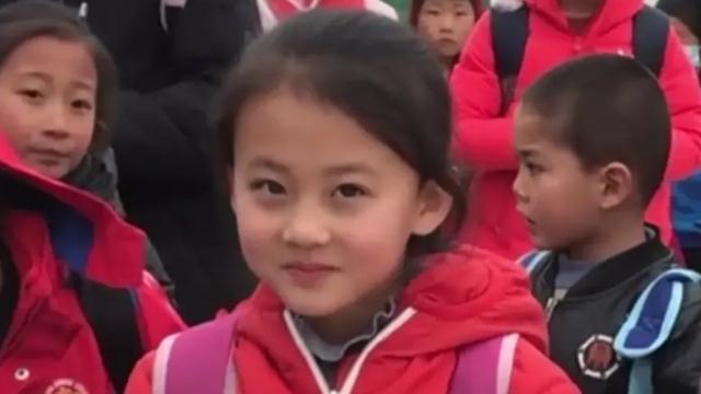 女孩|还记得“微笑女孩”吗？拒100万签约费，现状曝光，眼神中没了光