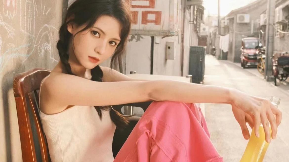 张予曦|像芭比娃娃！张予曦手拿雪糕拍唯美街拍，巴掌脸性感身材太出挑