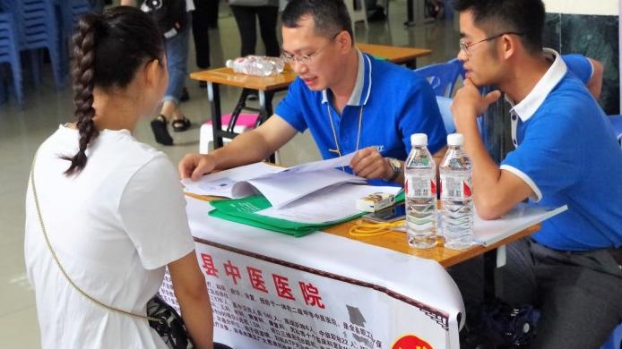 大学生|一边吵着“就业难”，一边出现“招工窘迫”，究竟是谁在说谎？